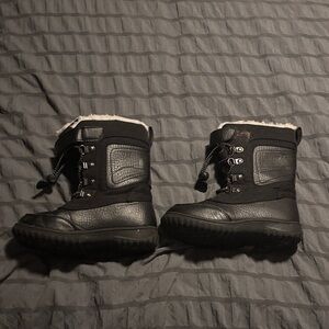 Black Snow Boots with Fur Lining